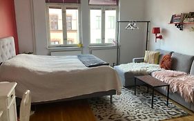 Rum Med Eget Badrum Och Stort, Delat Koek,Centralt I Malmoe A Room In An Apartment, Own Bathroom And Kitchen Shared With A Family